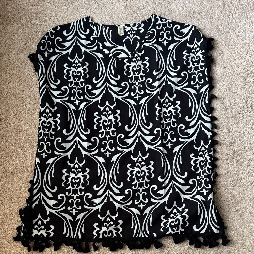 Black and White Patterned Women's Top